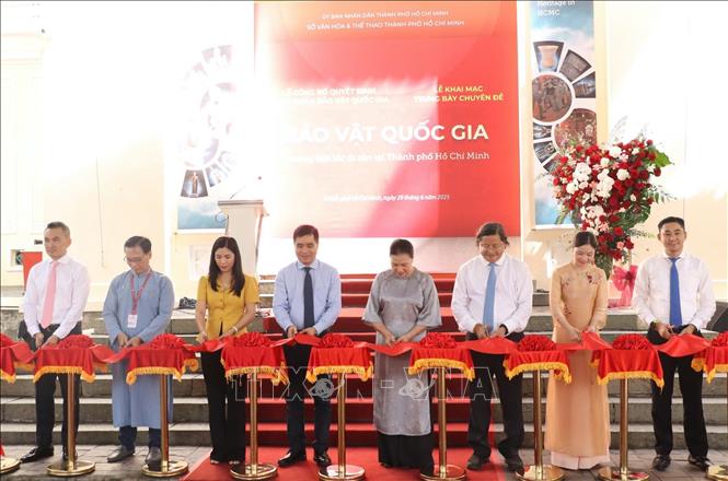 Các đại biểu thực hiện nghi thức cắt băng khai mạc chuyên đề. Ảnh: Thu Hương - TTXVN