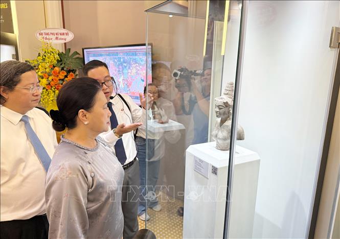 Nguyên Chủ tịch Quốc hội Nguyễn Thị Kim Ngân và các đại biểu tham quan trưng bày chuyên đề. Ảnh: Thu Hương - TTXVN
