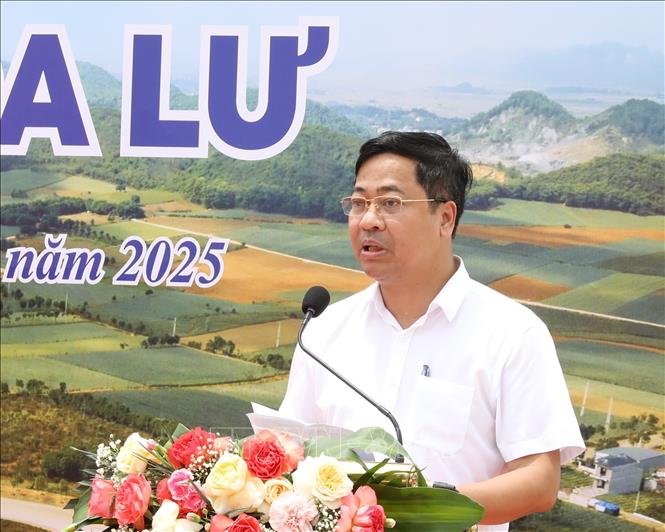 Ông Phạm Quốc Chính, Giám đốc Ban Quản lý dự án Đầu tư xây dựng công trình giao thông tỉnh Ninh Bình báo cáo về việc đặt tên Đại lộ Hoa Lư. Ảnh: Đức Phương - TTXVN