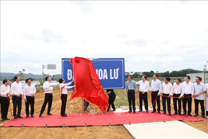 Các đại biểu thực hiện nghi thức gắn biển Đại lộ Hoa Lư cho tuyến đường kết nối giao thông 2 vùng Đông – Tây của tỉnh Ninh Bình. Ảnh: Đức Phương - TTXVN