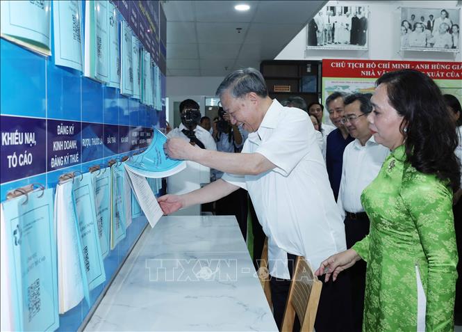 Tổng Bí thư Tô Lâm thăm, khảo sát thực tế tại Trung tâm dịch vụ hành chính công phường Xuân Hoà, Thành phố Hồ Chí Minh. Ảnh: Thống Nhất – TTXVN