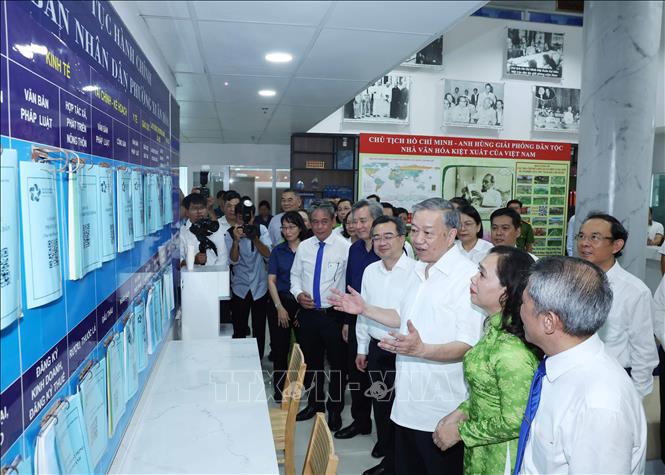 Tổng Bí thư Tô Lâm thăm, khảo sát thực tế tại Trung tâm dịch vụ hành chính công phường Xuân Hoà, Thành phố Hồ Chí Minh. Ảnh: Thống Nhất – TTXVN