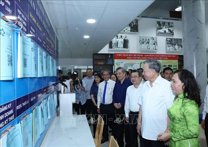 Tổng Bí thư Tô Lâm thăm, khảo sát thực tế tại Trung tâm dịch vụ hành chính công phường Xuân Hoà, Thành phố Hồ Chí Minh. Ảnh: Thống Nhất – TTXVN