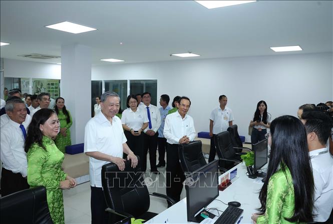 Tổng Bí thư Tô Lâm thăm, khảo sát thực tế tại Trung tâm dịch vụ hành chính công phường Xuân Hoà, Thành phố Hồ Chí Minh. Ảnh: Thống Nhất – TTXVN