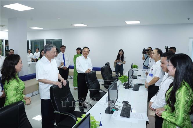 Tổng Bí thư Tô Lâm thăm, khảo sát thực tế tại Trung tâm dịch vụ hành chính công phường Xuân Hoà, Thành phố Hồ Chí Minh. Ảnh: Thống Nhất – TTXVN