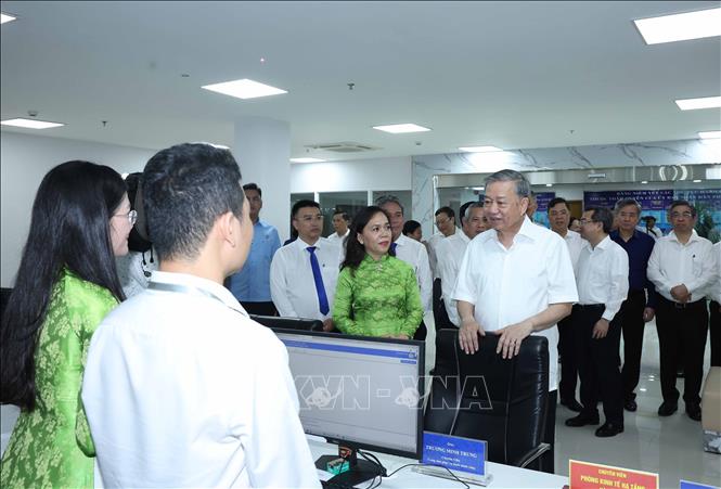 Tổng Bí thư Tô Lâm thăm, khảo sát thực tế tại Trung tâm dịch vụ hành chính công phường Xuân Hoà, Thành phố Hồ Chí Minh. Ảnh: Thống Nhất – TTXVN