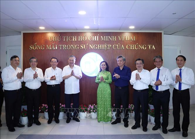 Tổng Bí thư Tô Lâm thăm, khảo sát thực tế tại Trung tâm dịch vụ hành chính công phường Xuân Hoà, Thành phố Hồ Chí Minh. Ảnh: Thống Nhất – TTXVN