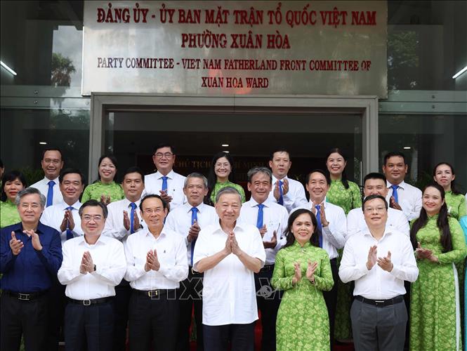 Tổng Bí thư Tô Lâm với cán bộ phường Xuân Hoà, Thành phố Hồ Chí Minh. Ảnh: Thống Nhất – TTXVN