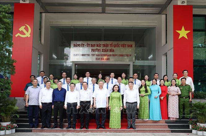 Tổng Bí thư Tô Lâm với cán bộ phường Xuân Hoà, Thành phố Hồ Chí Minh. Ảnh: Thống Nhất – TTXVN