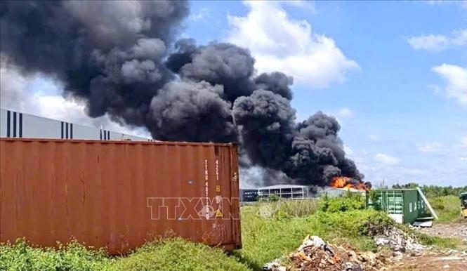Khói lửa bùng phát dữ dội trong vụ cháy khu công nghiệp Tân Phú Trung. Ảnh TTXVN phát