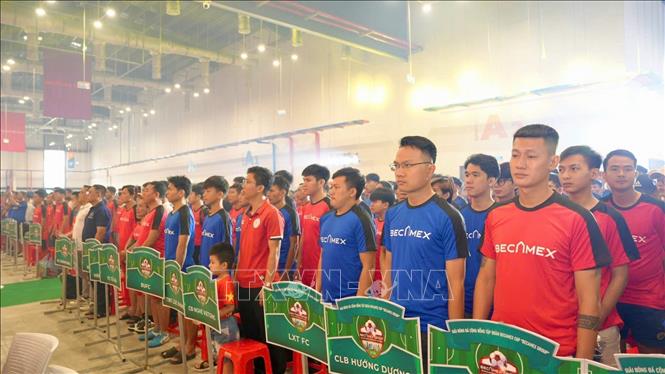 196 đội bóng phong trào, gần 5.000 vận động viên là công chức, viên chức, công nhân, người lao động đến từ các cơ quan, xí nghiệp, doanh nghiệp tại Bình Dương. Ảnh: Dương Chí Tưởng-TTXVN