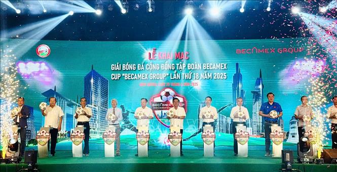 Đại biểu lãnh đạo tỉnh, lãnh đạo các đơn vị cùng BTC giải thực hiện nghi thức khai mạc giải. Ảnh: Dương Chí Tưởng-TTXVN