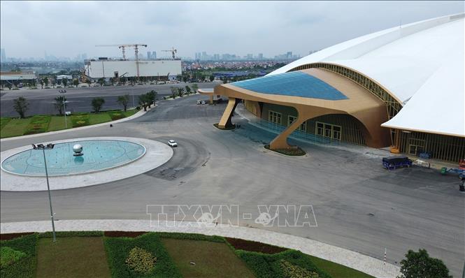 Mái sảnh chính của nhà triển lãm trong nhà (màu xanh, vàng) tượng trưng cho đầu của Thần Kim Quy. Ảnh: Quốc Khánh - TTXVN