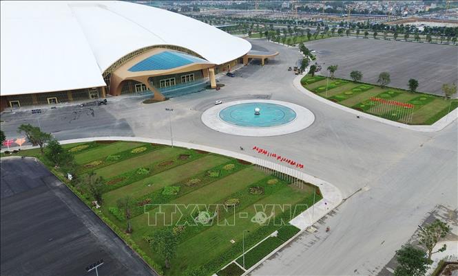 Các hạng mục phụ trợ như cảnh quan cây xanh, đường giao thông… đã cơ bản hoàn thiện. Ảnh: Quốc Khánh – TTXVN