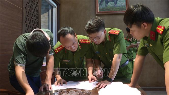 Khám xét nơi ở của đối tượng Nguyễn Văn Vi (tức Vi ngộ). Ảnh: TTXVN phát