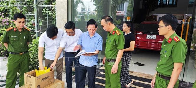 Lực lượng công an đã tiến hành khám xét khẩn cấp nơi ở và các Công ty mà Vi đứng tên hoặc góp cổ phần tại các phường: Lam Sơn, Ba Đình, Đông Vệ, Rừng Thông (thành phố Thanh Hóa) và thị trấn Vân Du (huyện Thạch Thành). Ảnh: TTXVN phát