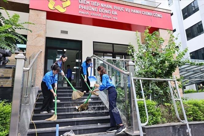 Đoàn viên thanh niên dọn dẹp và vận chuyển, xắp xếp đồ dùng tại trụ sở Phường Đống Đa (mới) để 1/7 chính thức đi vào hoạt động của chính quyền địa phương hai cấp trên địa bàn thành phố Hà Nội. Ảnh: Minh Đức – TTXVN


