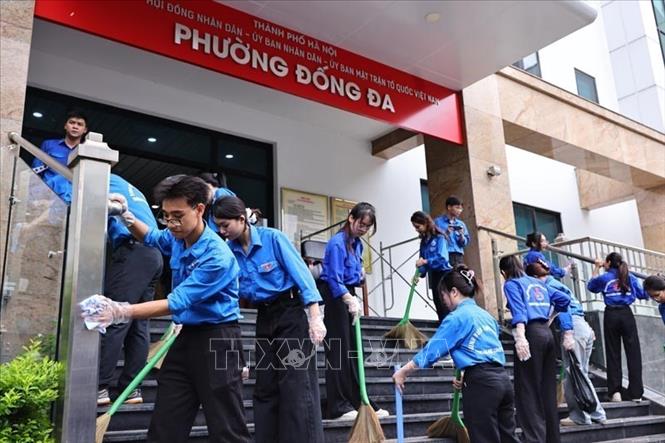 Đoàn viên thanh niên dọn dẹp và vận chuyển, xắp xếp đồ dùng tại trụ sở Phường Đống Đa (mới) để 1/7 chính thức đi vào hoạt động của chính quyền địa phương hai cấp trên địa bàn thành phố Hà Nội. Ảnh: Minh Đức – TTXVN

