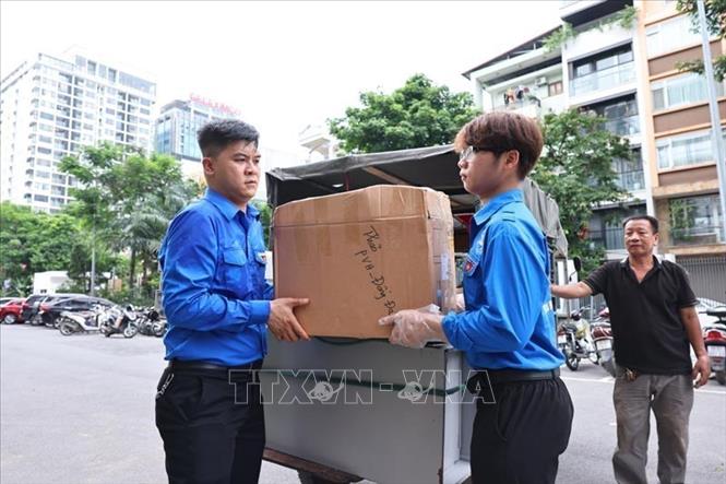 Đoàn viên thanh niên dọn dẹp và vận chuyển, xắp xếp đồ dùng tại trụ sở Phường Đống Đa (mới) để 1/7 chính thức đi vào hoạt động của chính quyền địa phương hai cấp trên địa bàn thành phố Hà Nội. Ảnh: Minh Đức – TTXVN

