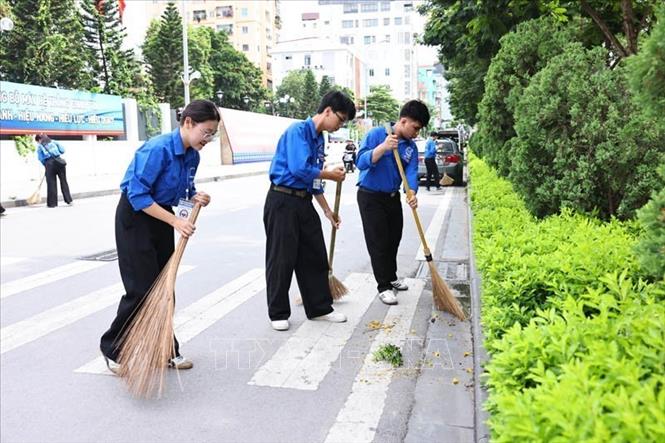 Đoàn viên thanh niên ra quân vệ sinh môi trường, làm sạch cảnh quan hướng tới chào mừng ngày chính thức vận hành mô hình chính quyền hai cấp trên địa bàn thành phố Hà Nội. Ảnh: Minh Đức – TTXVN