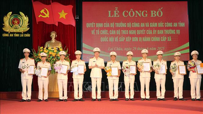 Thiếu tướng Nguyễn Viết Giang, Giám đốc Công an tỉnh Lai Châu trao quyết định cho 38 trưởng công an các xã, phường. Ảnh: Nguyễn Oanh-TTXVN