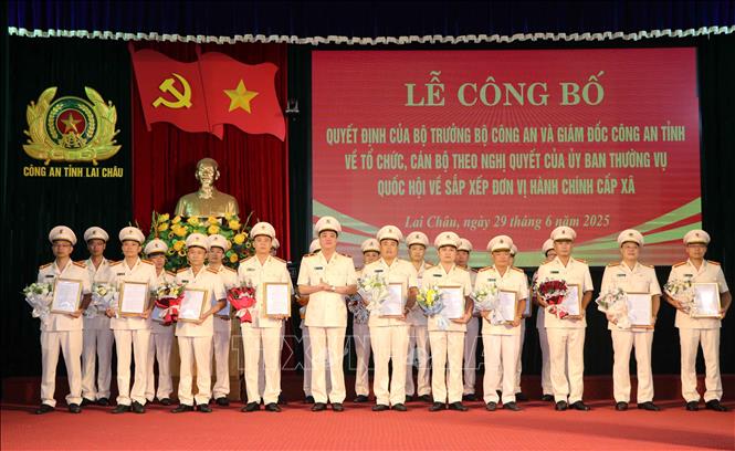 Thiếu tướng Nguyễn Viết Giang, Giám đốc Công an tỉnh Lai Châu trao quyết định cho 38 trưởng công an các xã, phường. Ảnh: Nguyễn Oanh-TTXVN