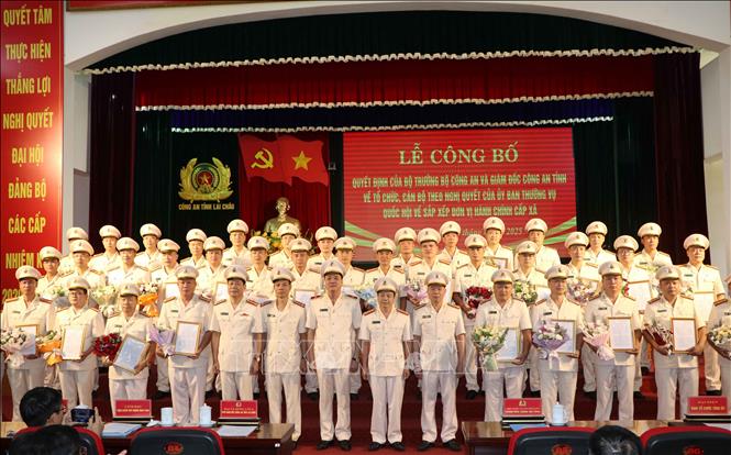 Thiếu tướng Nguyễn Viết Giang, Giám đốc Công an tỉnh Lai Châu trao quyết định cho 38 trưởng công an các xã, phường. Ảnh: Nguyễn Oanh-TTXVN