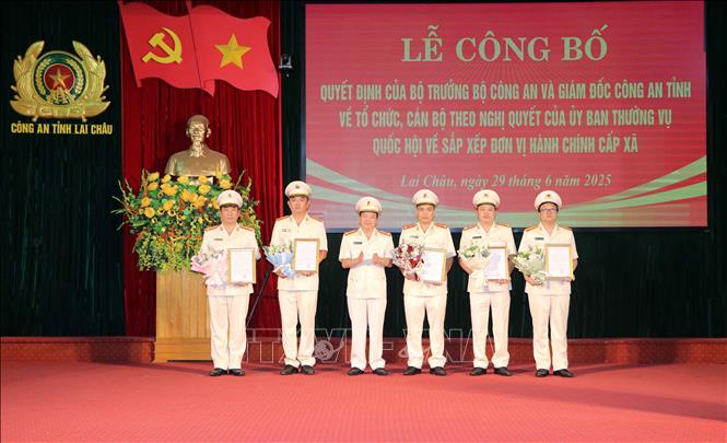 Trao quyết định cho các phó trưởng công an các xã, phường. Ảnh: Nguyễn Oanh-TTXVN