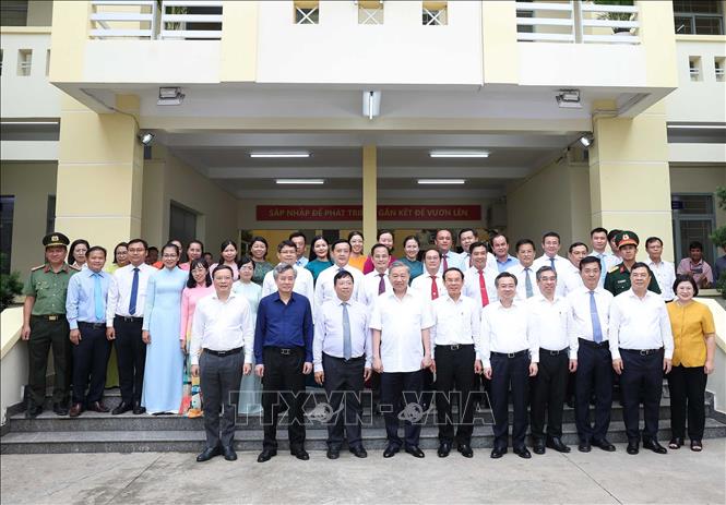 Tổng Bí thư Tô Lâm với cán bộ xã Tân Vĩnh Lộc, Thành phố Hồ Chí Minh. Ảnh: Thống Nhất – TTXVN