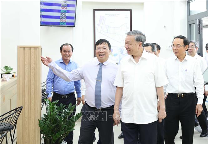 Tổng Bí thư Tô Lâm thăm Trung tâm dịch vụ hành chính công tại xã Tân Vĩnh Lộc, Thành phố Hồ Chí Minh. Ảnh: Thống Nhất – TTXVN