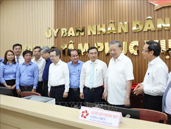 Tổng Bí thư Tô Lâm thăm Trung tâm dịch vụ hành chính công tại xã Tân Vĩnh Lộc, Thành phố Hồ Chí Minh. Ảnh: Thống Nhất – TTXVN