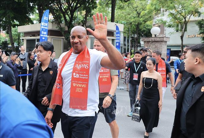 Các cựu danh thủ ''Man đỏ'' đến bệnh viện đa khoa Tâm Anh Hà Nội chiều 29/6. Ảnh: Phạm Tuấn Anh - TTXVN