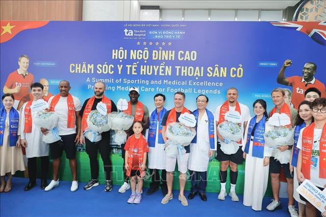 Các cựu danh thủ ''Man đỏ'' đến bệnh viện đa khoa Tâm Anh Hà Nội chiều 29/6. Ảnh: Minh Quyết - TTXVN