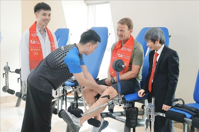 Danh thủ Teddy Sheringham trải nghiệm y tế tại bệnh viện đa khoa Tâm Anh Hà Nội chiều 29/6. Ảnh: Minh Quyết - TTXVN
