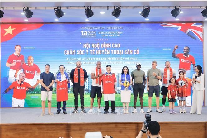 Các cựu danh thủ ''Man đỏ'' tham gia giao lưu bệnh viện đa khoa Tâm Anh Hà Nội chiều 29/6. Ảnh: Minh Quyết - TTXVN
