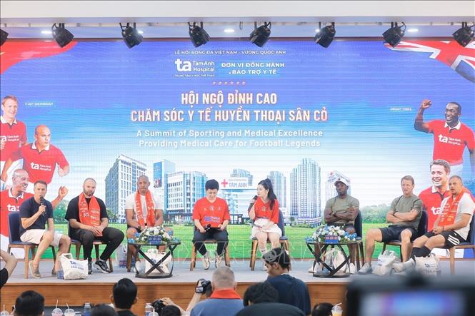 Các cựu danh thủ ''Man đỏ'' tham gia giao lưu bệnh viện đa khoa Tâm Anh Hà Nội chiều 29/6. Ảnh: Minh Quyết - TTXVN
