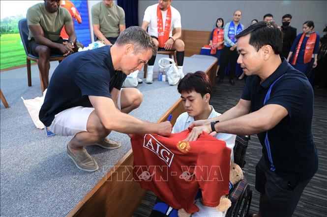 Danh thủ Michael Owen ky tặng người hâm mộ chiều 29/6. Ảnh: Phạm Tuấn Anh - TTXVN
