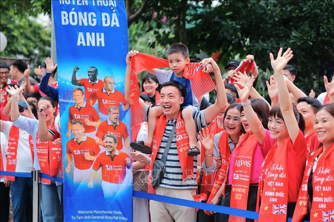 Người hâm mộ chào đón các cựu danh thủ ''Man đỏ''. Ảnh: Phạm Tuấn Anh - TTXVN
