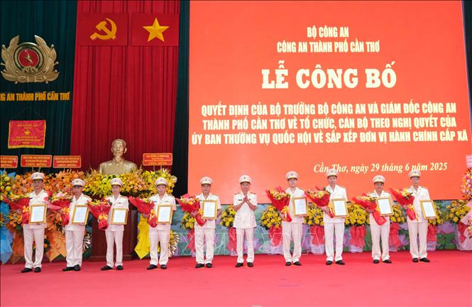 Thừa ủy quyền của Bộ trưởng Bộ Công an, Thiếu tướng Huỳnh Việt Hòa, Giám đốc Công an TP Cần Thơ trao Quyết định cho các Phó Giám đốc Công an thành phố Cần Thơ mới. Ảnh: Thanh Liêm - TTXVN