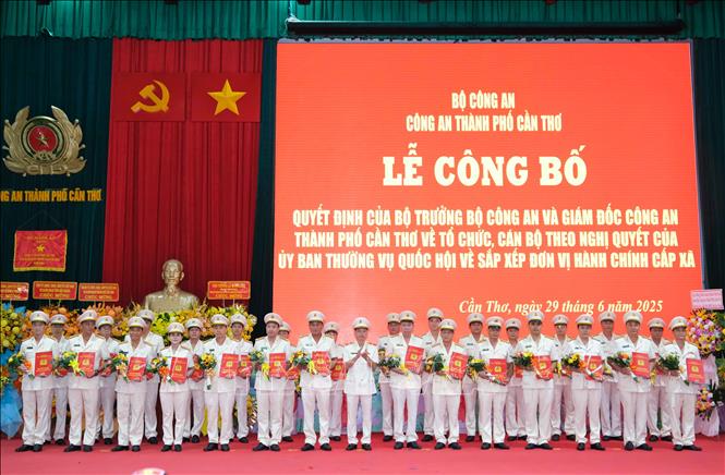 Giám đốc Công an thành phố Cần Thơ trao Quyết định bổ nhiệm các Trưởng phòng thuộc Công an thành phố. Ảnh: Thanh Liêm - TTXVN