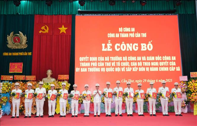 Giám đốc Công an thành phố Cần Thơ trao Quyết định bổ nhiệm các Trưởng phòng thuộc Công an thành phố. Ảnh: Thanh Liêm - TTXVN