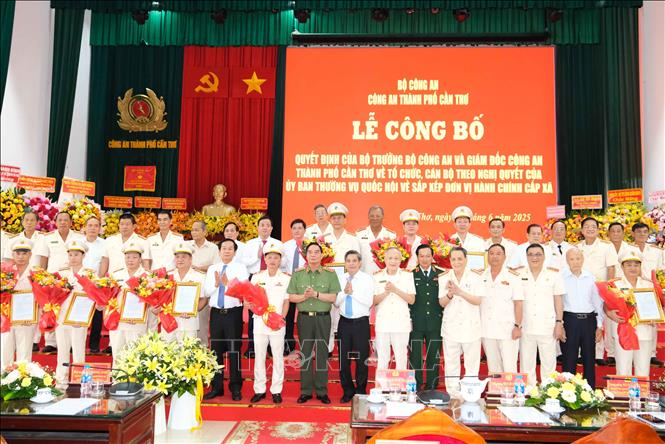 Đại tướng Lê Hồng Anh, nguyên Ủy viên Bộ Chính trị, nguyên Thường trực Ban Bí thư cùng lãnh đạo thành phố Cần Thơ, tỉnh Hậu Giang, tỉnh Sóc Trăng chụp ảnh cùng Ban Giám đốc Công an thành phố Cần Thơ mới. Ảnh: Thanh Liêm - TTXVN