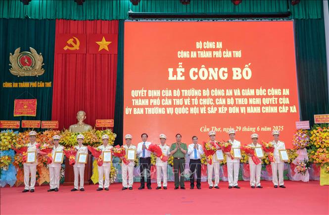 Đại tướng Lê Hồng Anh, nguyên Ủy viên Bộ Chính trị, nguyên Thường trực Ban Bí thư cùng lãnh đạo thành phố Cần Thơ, tỉnh Hậu Giang chúc mừng Ban Giám đốc Công an thành phố Cần Thơ mới. Ảnh: Thanh Liêm - TTXVN