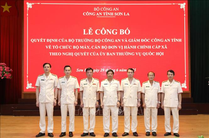 Tập thể Đảng ủy, Ban Giám đốc Công an tỉnh Sơn La tại Lễ công bố. Ảnh: TTXVN phát.  