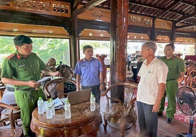 Cơ quan điều tra thi hành Lệnh khám xét chỗ ở, nơi làm việc của ông Ngô Chí Hiếu. Ảnh: TTXVN phát