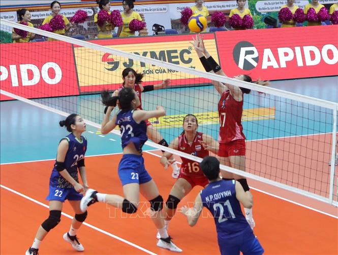 Trận đấu giữa tuyển U21 Việt Nam (áo xanh) gặp đội U21 Thái Lan (áo đỏ) với kết quả 3-1 nghiêng về U21 Thái Lan. Ảnh: Hoàng Hùng - TTXVN