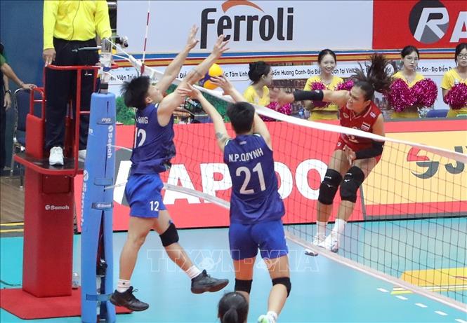 Trận đấu giữa tuyển U21 Việt Nam (áo xanh) gặp đội U21 Thái Lan (áo đỏ) với kết quả 3-1 nghiêng về U21 Thái Lan. Ảnh: Hoàng Hùng - TTXVN