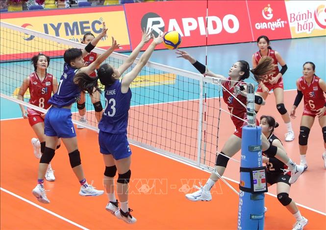 Trận đấu giữa tuyển U21 Việt Nam (áo xanh) gặp đội U21 Thái Lan (áo đỏ) với kết quả 3-1 nghiêng về U21 Thái Lan. Ảnh: Hoàng Hùng - TTXVN