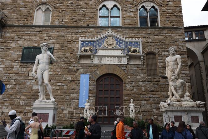Bản sao tượng “David” phía trước Palazzo Vecchio tại Quảng trường  Piazza della Signoria của thành phố Florence. Ảnh: Dương Hoa - PV TTXVN tại Italy