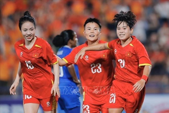 Cầu thủ Vạn Sự (số 21) có cú đúp trong hiệp 1. Ảnh: Minh Quyết - TTXVN